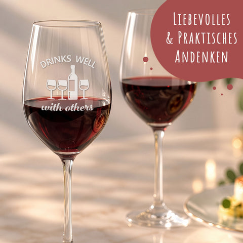 Stölzle Lausitz Weinglas mit Gravur "Drinks Well with others"