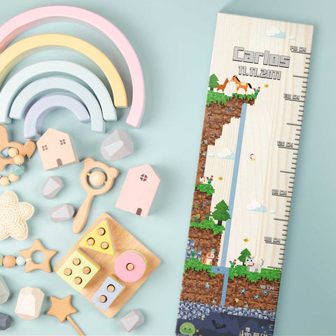 Messlatte mit Namen für Kinder im Pixelerde Design