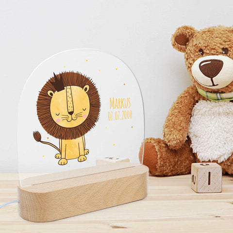 Kinder LED Nachtlicht mit Sockel aus Holz im Löwe Design