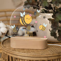 Kinder LED Nachtlicht mit Sockel aus Holz im Biene Design GRAVURZEILE – Bild 5