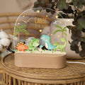 Kinder LED Nachtlicht mit Sockel aus Holz - "Dinogruppe" GRAVURZEILE – Bild 5