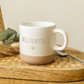 Gravierte Steingut Tasse - Milfkaffee - Milieuaufnahme auf Holzbrett