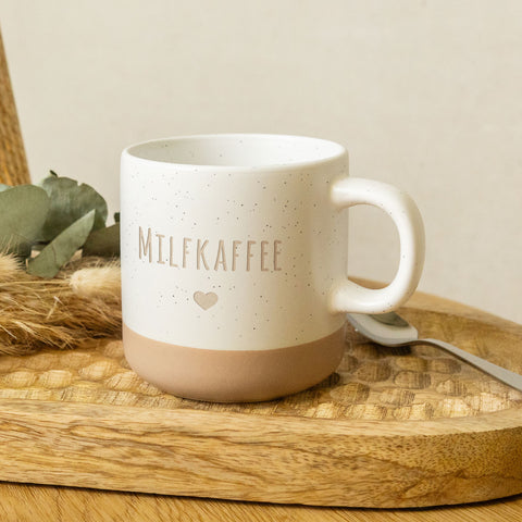 Gravierte Steingut Tasse - Milfkaffee - Milieuaufnahme auf Holzbrett