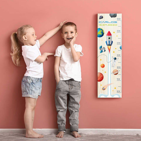 Messlatte mit Namen für Kinder im Rakete Design