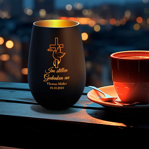 Deko Windlicht aus Glas mit Gravur - Im Stillen Gedenken - Personalisiert mit Namen & Datum - Trauer