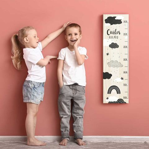 Messlatte mit Namen für Kinder im Wolken Design