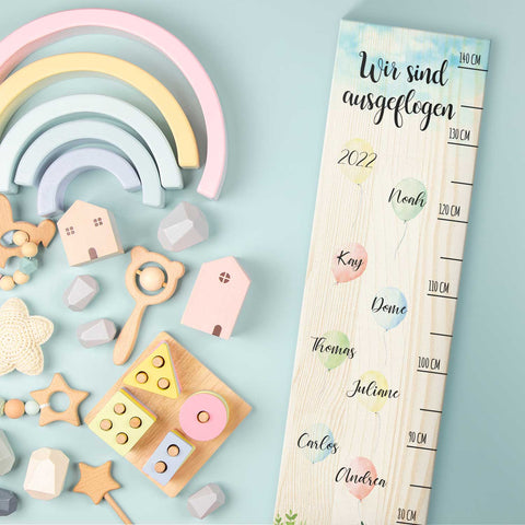Messlatte als Abschiedsgeschenk - Ballons - mit Namen der Kinder aus Holz