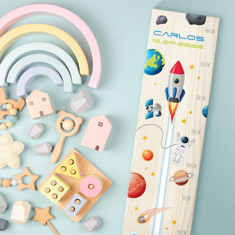 Messlatte mit Namen für Kinder im Rakete Design