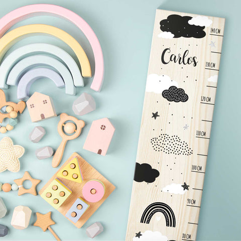 Messlatte mit Namen für Kinder im Wolken Design