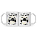 Bedruckte Tasse mit Spruch - Ein Zocker altert nicht er levelt