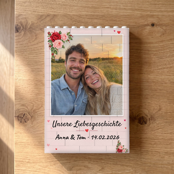 Bausteinbild mit Foto im Rahmen Liebe liegt auf einem Eichentisch, Draufsicht: Paarfoto farbig auf weißen Bausteinen mit Rosen, Überschrift und Namen in Handschrift