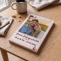Personalisiertes Bausteinbild im Rahmen Liebe liegt auf dem Frühstückstisch neben Kaffeetasse und Leinenserviette