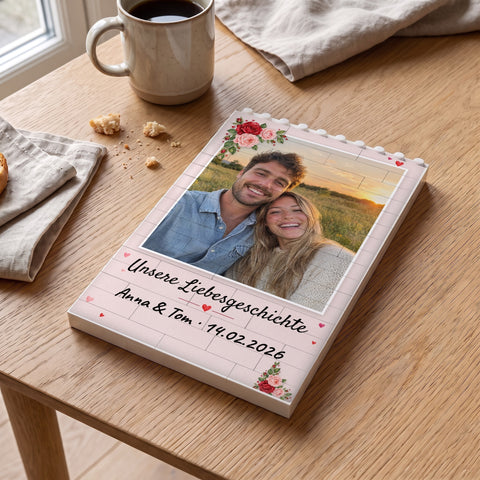 Personalisiertes Bausteinbild im Rahmen Liebe liegt auf dem Frühstückstisch neben Kaffeetasse und Leinenserviette