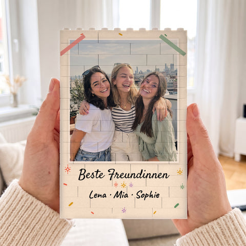 Bausteinbild im Rahmen Freunde mit Washi-Tape und Foto von drei Freundinnen, in zwei Händen gehalten