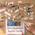 Bausteinbild als Puzzle: eine Hand steckt die bedruckten Steine Reihe für Reihe wieder zusammen