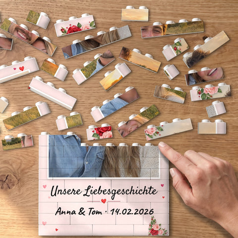 Bausteinbild als Puzzle: eine Hand steckt die bedruckten Steine Reihe für Reihe wieder zusammen