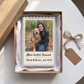 Bausteinbild im Rahmen Klassisch mit Foto von Frau und Hund liegt in einer Geschenkbox mit Seidenpapier