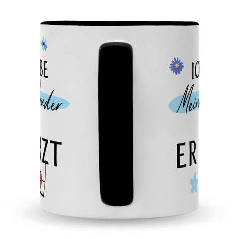 Bedruckte Tasse mit Spruch Ich liebe meinen Bruder obwohl er furzt