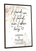 Holzschild Hand in Hand mit Namen & Datum
