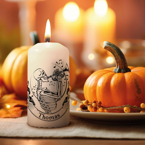 Kleine Kerze "Skelett mit Trompete" mit Namen zu Halloween