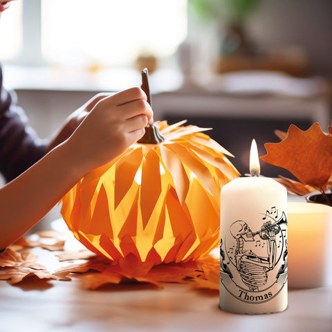 Kleine Kerze "Skelett mit Trompete" mit Namen zu Halloween