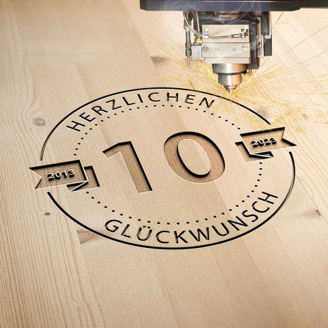 Gravierte Jubiläumsscheibe aus Holz