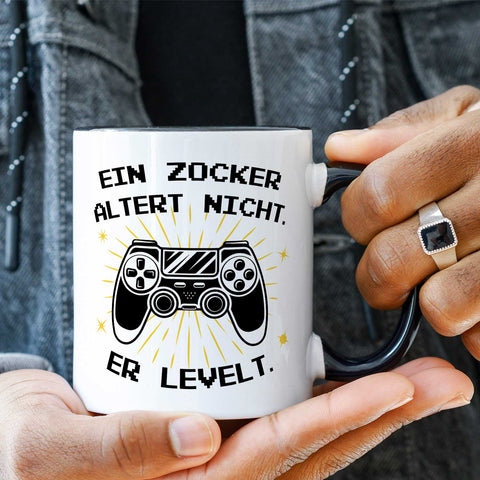Bedruckte Tasse mit Spruch - Ein Zocker altert nicht er levelt