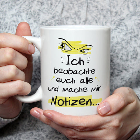Bedruckte Tasse mit Spruch Ich beobachte euch alle