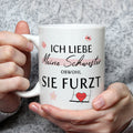 Bedruckte Tasse mit Spruch Ich liebe meine Schwester obwohl sie furzt