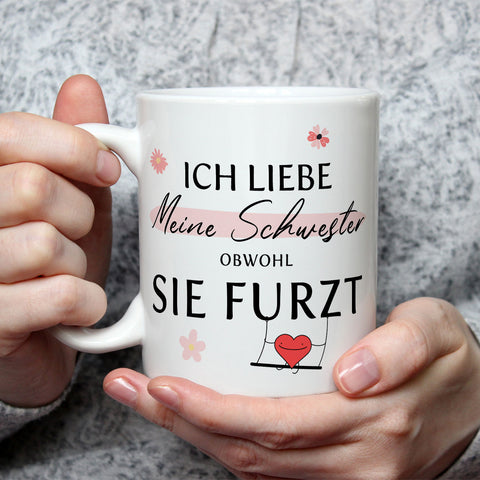 Bedruckte Tasse mit Spruch Ich liebe meine Schwester obwohl sie furzt