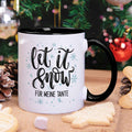 Bedruckte Tasse mit Weihnachtsmotiv im Let it Snow Design