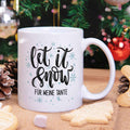 Bedruckte Tasse mit Weihnachtsmotiv im Let it Snow Design