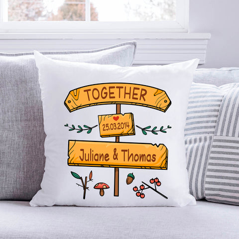Bedrucktes Kissen im Together Schilder Motiv