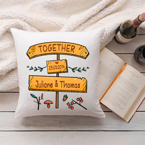 Bedrucktes Kissen im Together Schilder Motiv