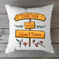 Bedrucktes Kissen im Together Schilder Motiv