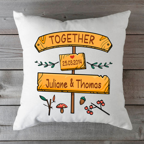 Bedrucktes Kissen im Together Schilder Motiv