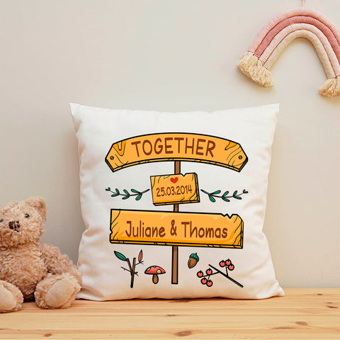 Bedrucktes Kissen im Together Schilder Motiv