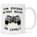 Bedruckte Tasse mit Spruch - Ein Zocker altert nicht er levelt