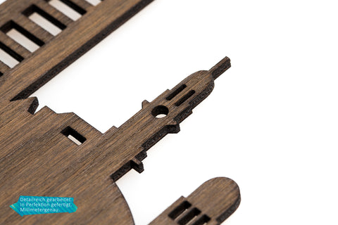 Wanduhr aus Holz Skyline Kiel Eiche geräuchert Makro