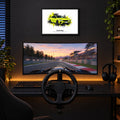 Gerahmtes Poster mit gelbem Sportwagen im Stil Neon über einem Gaming- und Sim-Racing-Setup