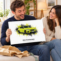 Mann packt eine Leinwand mit seinem Auto als Aquarell aus und freut sich über das Geschenk