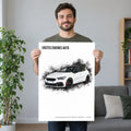 Mann hält ein Poster A2 im Hochformat mit weißem Auto und dem Text Erstes eigenes Auto