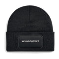 Schwarzes Beanie mit Patch und weißem Wunschtext, Freisteller