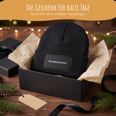Schwarzes Beanie mit Wunschtext in einer Geschenkbox, das Geschenk für kalte Tage