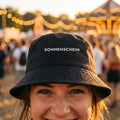 Bucket Hat mit Wunschtext getragen