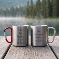 Zwei personalisierte Camping Tassen aus Edelstahl mit rotem und silbernem Karabiner am See