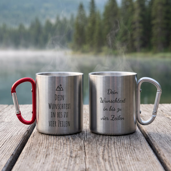 Zwei personalisierte Camping Tassen aus Edelstahl mit rotem und silbernem Karabiner am See