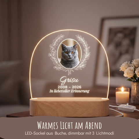 Gedenklicht Katze mit LED-Sockel aus Buchenholz, warmes Licht