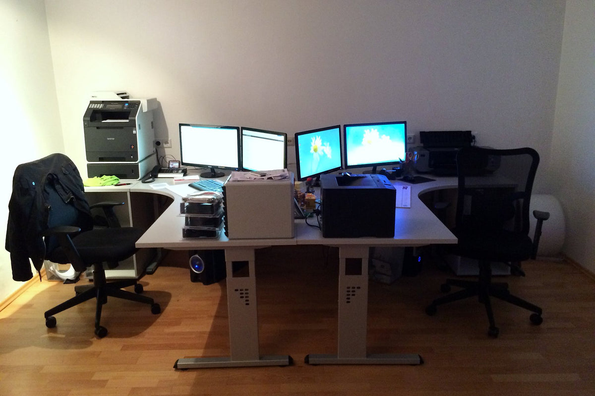 Archivbild vom November 2013: das Büro an der Drüenstraße mit Schreibtischen, Bildschirmen und Drucker