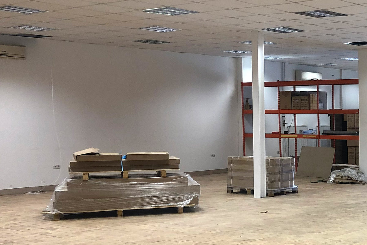 Archivbild vom August 2019: die leere Halle an der Inneboltstraße 124 mit Paletten und Regalen